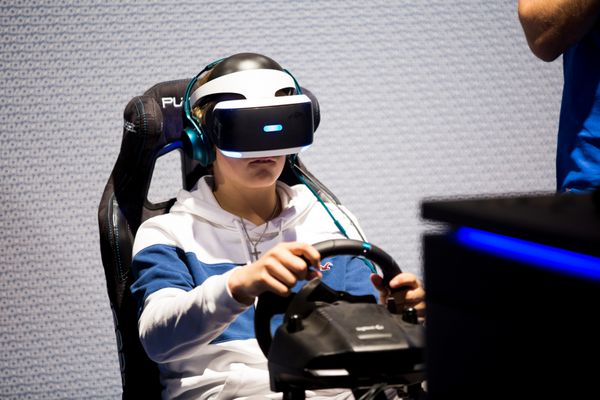 HELSINKI FINLAND 2014 نوامبر 4 بازی های VR نوجوانان از کلاهبرداری واقعیت مجازی سونی پلی استیشن 4 شبیه ساز مسابقه استفاده می کنند