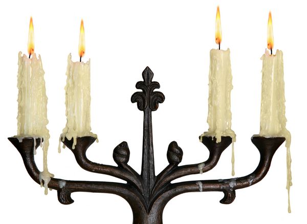 شمع سازی برنزی قدیمی شمع قدیمی را سوزانده است جدا شده بر روی زمینه سفید
