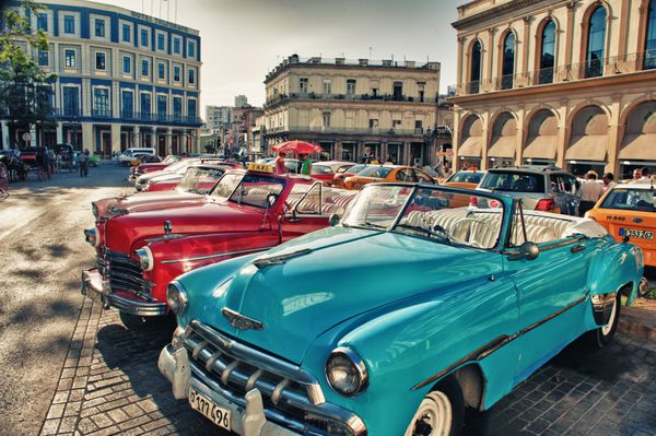 HAVANA CUBA- OCT 21 2016 ماشین قدیمی آمریکایی کلاسیک پارک شده در t