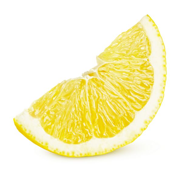 یک تکه میوه مرکبات لیمو جدا شده بر روی زمینه سفید تکه لیمو با سایه