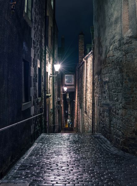 کوچه تاریک باریک در ادینبورگ در شب