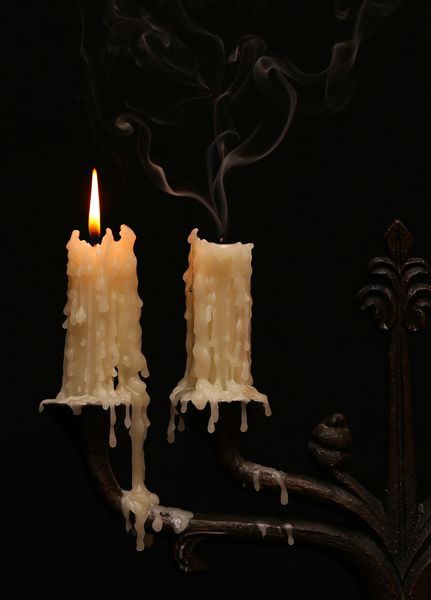 شمع سازی برنزی قدیمی شمع قدیمی را سوزانده است سیاه و سفید جدا شده دود