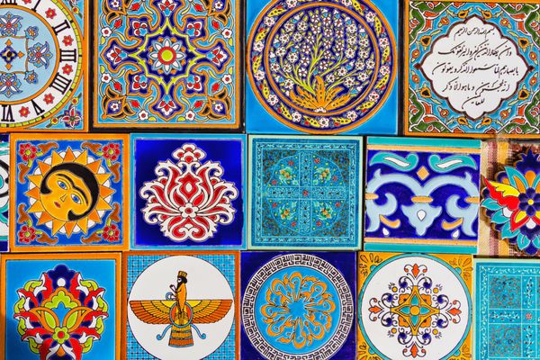 نقوش اسلامی اسلامی طرح ها و الگوهای نقاشی شده با کاشی های رنگارنگ آبی و سبز از اصفهان ایران