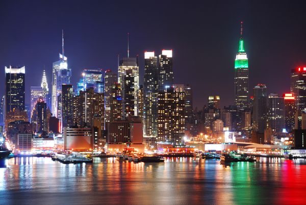 ساختمان امپریالیست در شهر نیویورک با مناظر افقی در شب شبانه بیش از رودخانه هادسون با انعکاس