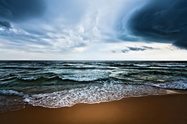 ساحل زیبا و آسمان دراماتیک هوای طوفانی