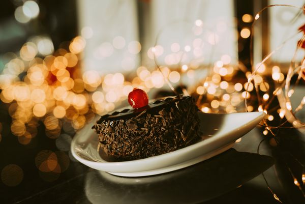 کیک آبیاری دهان کیک شکلاتی تراشه گیلاس در بالا