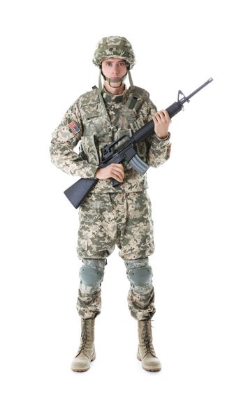 سرباز در استتار برگزاری تفنگ جدا شده بر روی سفید