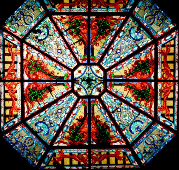 پنجره شیشه ای در کلیسا