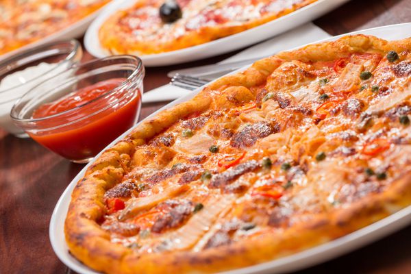 سه پیشنهاد پیتزا از منو ارائه با ماهی آزاد و سس
