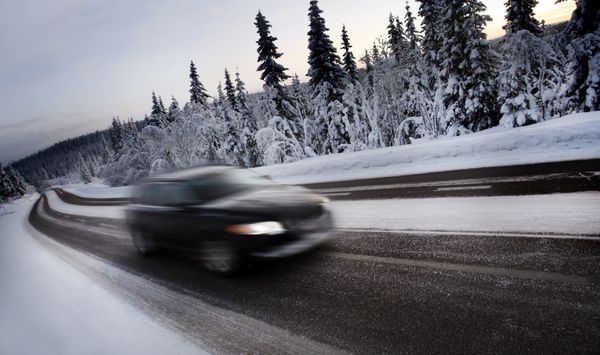 تاری حرکتی رانندگی اتومبیل رانده شده به پایین برف جاده