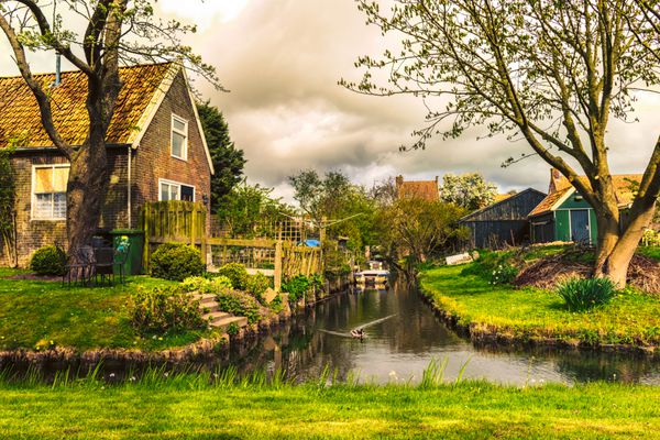 آسمان زیبا بالای یک خانه ی معمولی هلندی در Hindeloopen Friesland هلند هلند