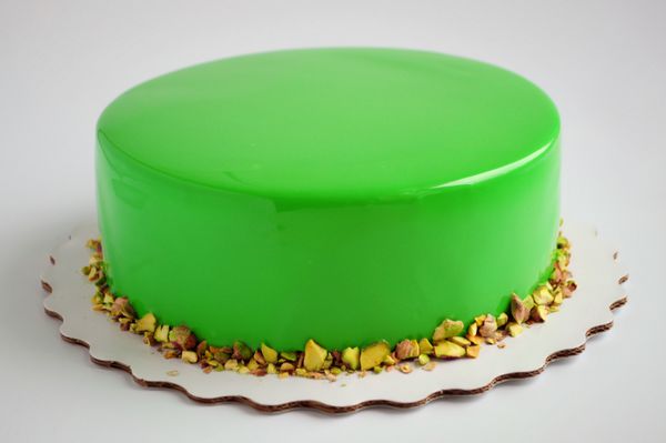 کیک موس مدرن فرانسه با لعاب آینه سبز تصویر برای منو یا یک کاتولوگ شیرینی