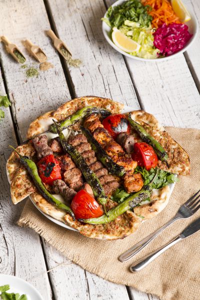 ترکیه و عربی رمضان سنتی مخلوط ویلا کباب Plate در داخل آدانا Urfa مرغ بره کبد و گوشت گاو در نان و کالمکان