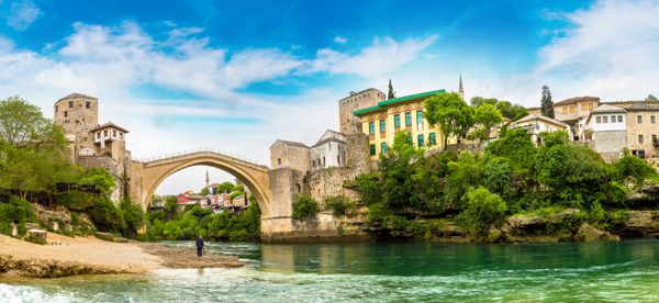 پانورامای پل قدیمی در Mostar در یک روز زیبا در تابستان بوسنی و هرزگوین