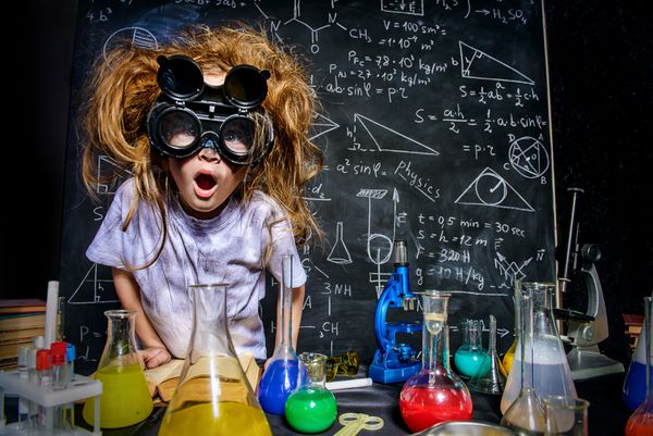 دختر کوچک خنده دار آزمایشات انجام می دهد انفجار در آزمایشگاه علوم و آموزش و پرورش