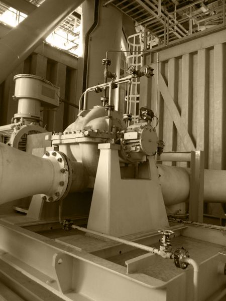 پمپ گریز از مرکز در محیط خنک کننده فرآیند و سیستم مبدل حرارتی در پلت فرم دریایی نفت و گاز نصب می شود