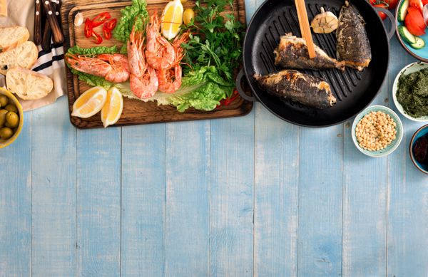 میز غذای خانواده با میگو ماهی کبابی سالاد میان وعده های مختلف با مرز نمایش بالا