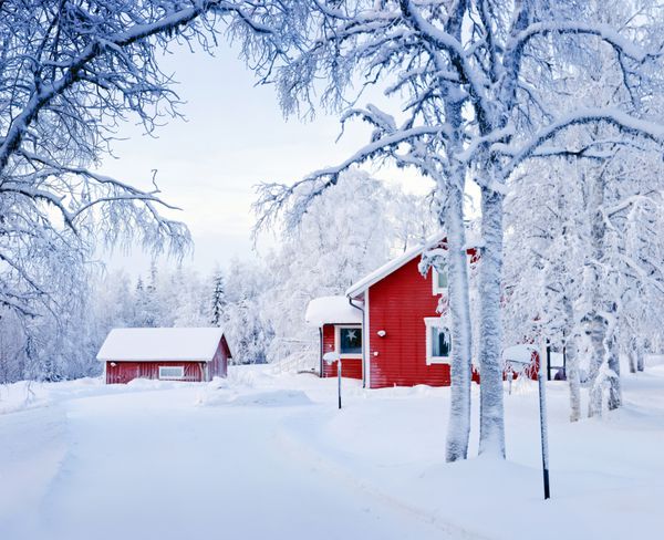 خانه قرمز در جنگل پری جنگل برفی فنلاند