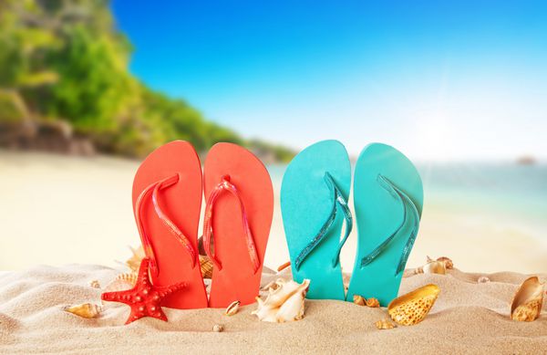 ساحل گرمسیری با فلیپ های رنگی زمینه تعطیلات تابستانی سفر و تعطیلات ساحلی فضای آزاد برای متن