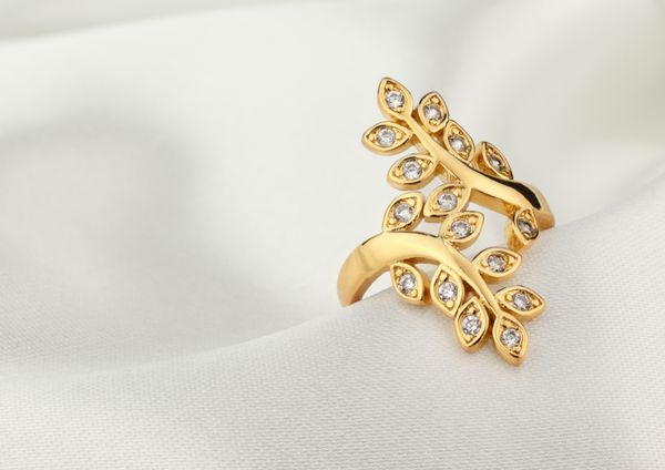 حلقه جواهر با الماس بر روی پارچه سفید