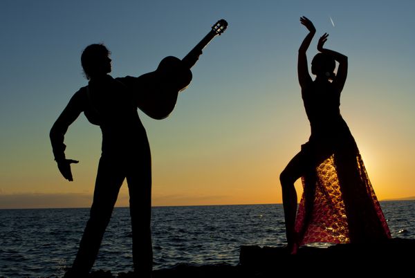 شبح رقصندگان اسپانیایی در غروب خورشید در تعطیلات تعطیلات در اسپانیا MALLORCA