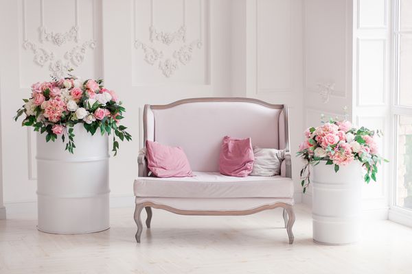 داخلی یک اتاق خواب برف سفید با یک مبل مجلسی و گل