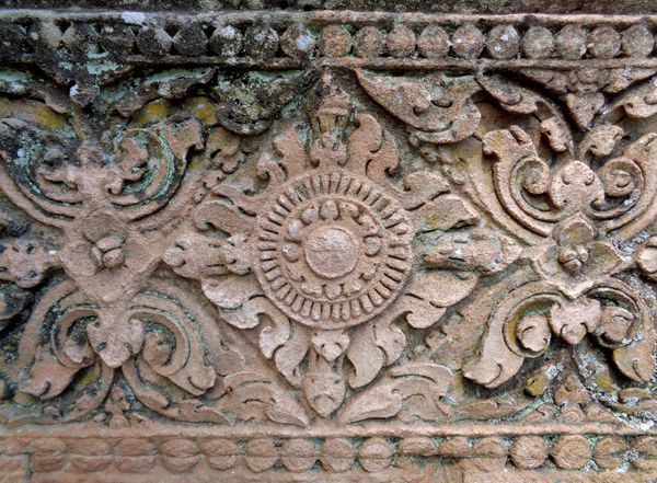 الگوی زیبا از دیوار ماسه سنگ خشن قارچ قرون وسطی در Prasat هین Phanom رینگ Temple Khmer باستانی Buriram تایلند
