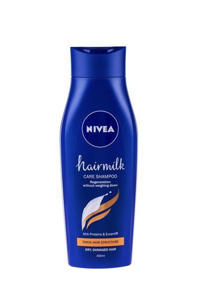BURGAS BULGARIA 22 مه 2017 NIVEA شامپو موی شامپو موهای ضخیم 400 میلی لیتر بر روی سفید با مسیر برش نام تجاری NIVEA متعلق به شرکت آلمانی Beiersdorf AG است