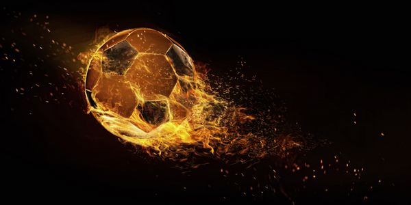 ورزش توپ فوتبال در شعله نزدیک تصویر توپ فوتبال جدا شده بر روی زمینه سیاه و سفید انرژی فوتبال