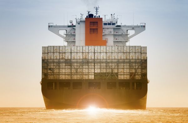 کشتی بین المللی کانتینر برای مفهوم صادرات واردات لجستیک صنعت حمل و نقل