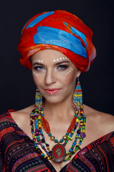 زن اروپایی در سبک آفریقایی لباس پوشید بستن پرتره