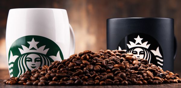 POZNAN POLAND ژوئیه 20 2017 Starbucks شرکت قهوه و زنجیر قهوه خانه واقع در سیاتل وان ایالات متحده آمریکا در سال 1971؛ در حال حاضر بزرگترین کسب و کار این نوع در جهان 23450 مکان دارد