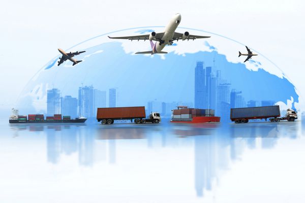 حمل و نقل تحویل ماشین کشتی حمل و نقل هواپیما در یک نقشه پس زمینه از جهان است تحویل تجارت جهانی حمل و نقل کانتینر حمل و نقل کالا برای صادرات واردات لجستیک مفهوم تدارکات کسب و کار