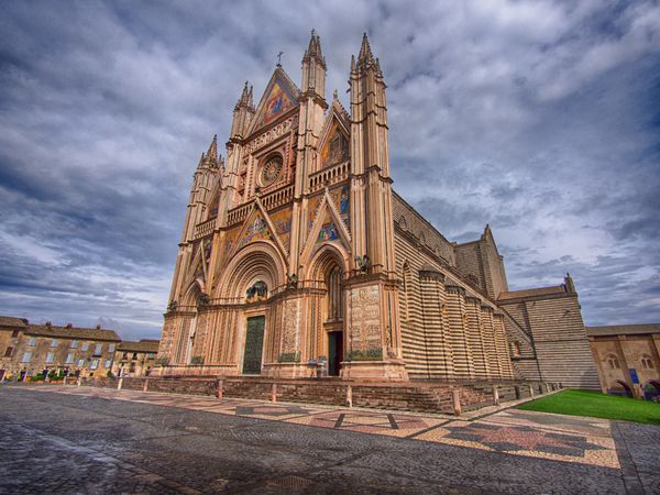 شات گسترده ای از کلیسای جامع پربار و معروف اورویتو Duomo ایتالیا