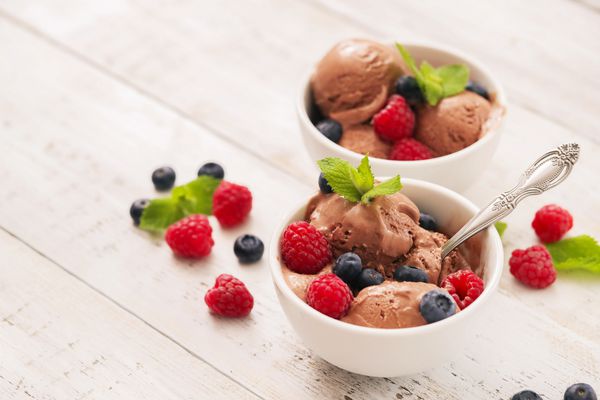 بستنی خوشمزه با انواع توت ها در یک کاسه