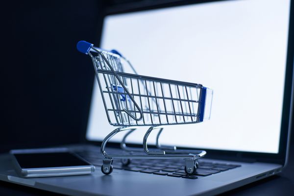 سبد خرید یا واگن برقی در مقابل لپ تاپ بازاریابی آنلاین و مفهوم تجارت تجاری