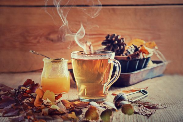 چای با عسل و ادویه جات ترشی جات مفهوم کارت پستال پاییز اثر یک زن و شوهر