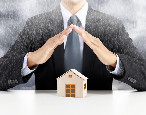 مفهوم بیمه خانه تحت باران