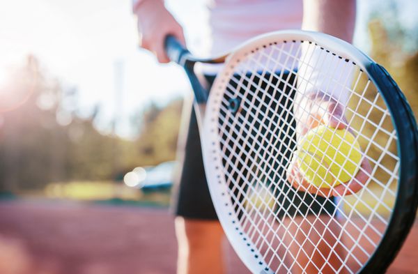 تنیس تنیس مرد جوان ورزش مفهوم تفریحی