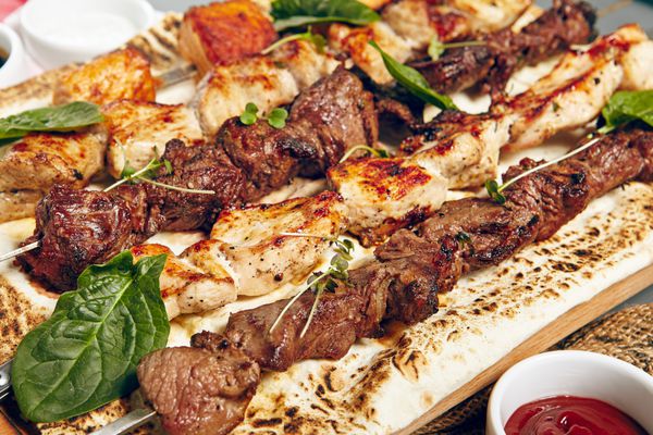 مرغ ماهی قزل آلا و گوشت Shish Kebabs در پخت و پز با سس