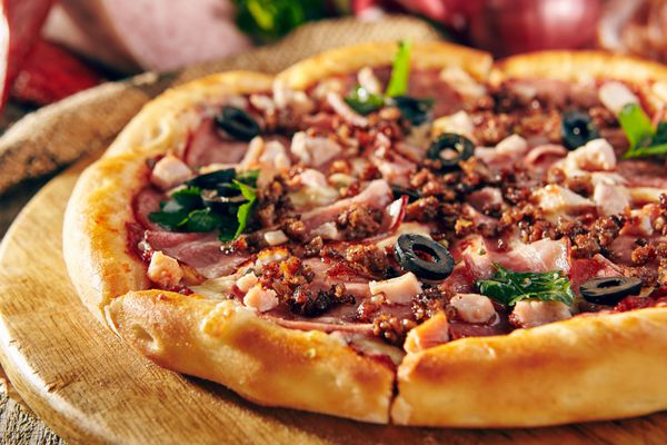 منو رستوران پیتزا پیتزا تازه خوشمزه با سوسیس گوشت ذوب و مرغ پیتزا در جدول چوبی روستایی با مواد تشکیل دهنده