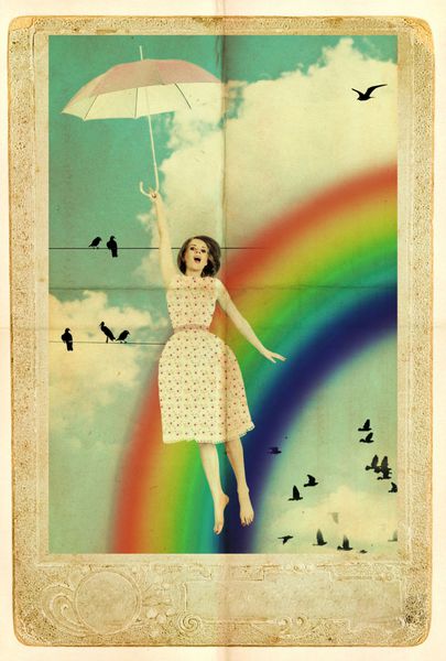 زن زیبایی پرواز با چتر در آسمان رنگین کمان رنگارنگ
