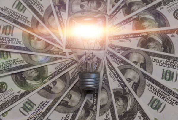 مفهوم یک ایده کسب و کار لامپ سوختن در پس زمینه از پول نقد دلار