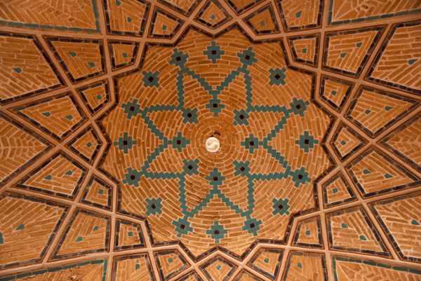 الگوی هندسی سنتی در سقف شمع مسکونی مسجد آغا بوگرور کاشان ایران