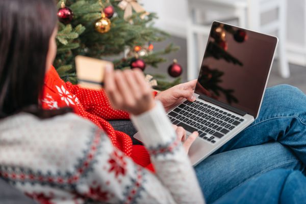 شات زوج جوان خرید آنلاین با کارت اعتباری و لپ تاپ در کریسمس