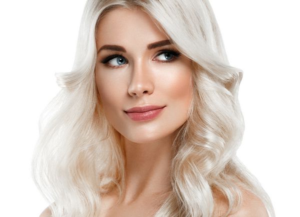 زن زیبا پرتره مفهوم لوازم آرایشی و بهداشتی پلاتین مدل مو دختر استودیو شات جدا شده بر روی سفید