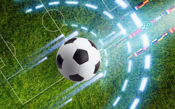 توپ فوتبال در استادیوم فوتبال با طرح سفید روشنایی روشن روشن چمن سبز و پرچم تیم های فوتبال در زمینه فوتبال است