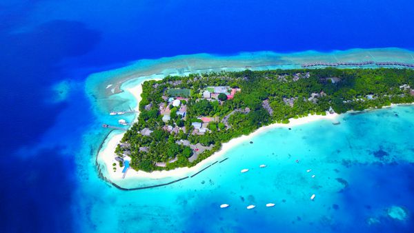منظره هوایی جزیره شن و ماسه سفید با دریا آبی آبی در مالدیو رفت و آمد مکرر