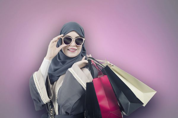 لباس دختر عربی Fashionista پوشیدن abaya حجاب و عینک آفتابی نگهداری کیسه های خرید