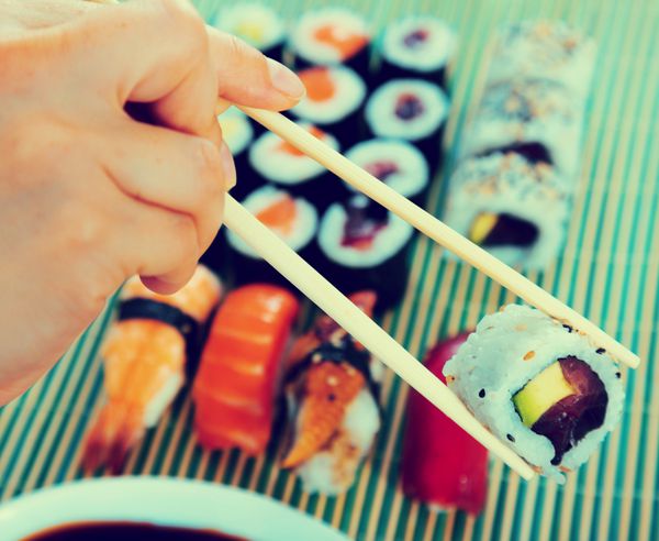 شام با سوشی بر روی میز در رستوران ژاپنی تنظیم شده است